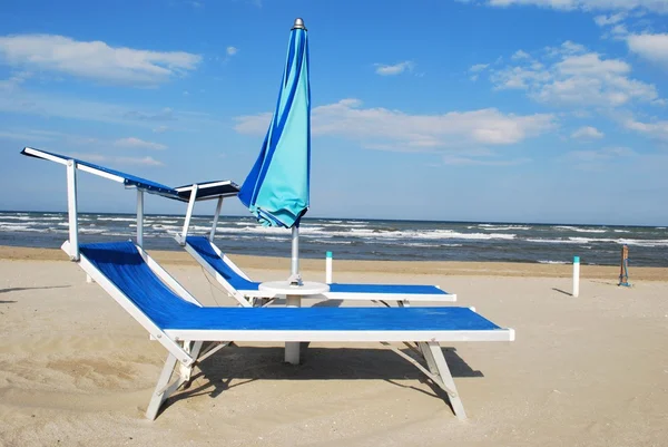 Пляжные стулья и зонтик — стоковое фото