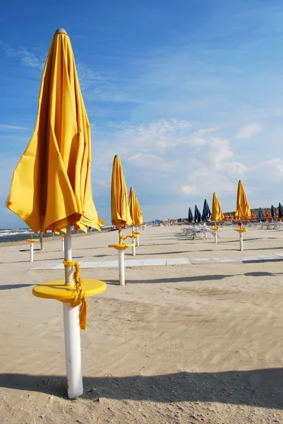 Paraplyer på stranden — Stockfoto