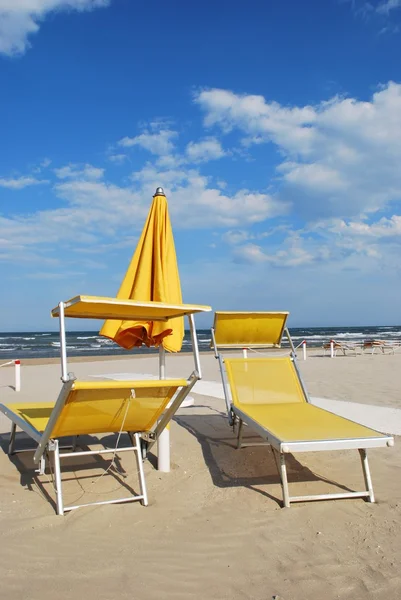 Cadeiras de praia e guarda-chuva — Fotografia de Stock