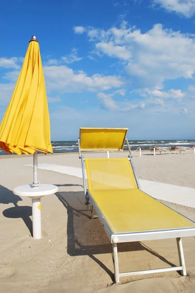 Pláž židle a slunečník — Stock fotografie