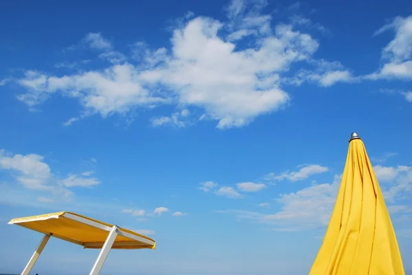 Plaj sandalye ve şemsiye detay — Stok fotoğraf