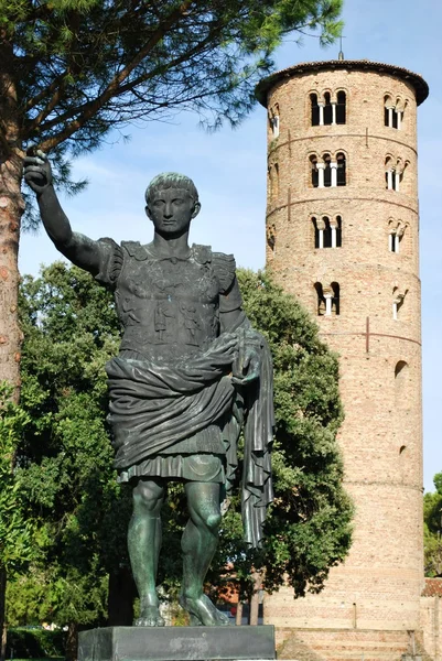 Statua di Sant'Apollinare in Classe e torre rotonda — Foto Stock