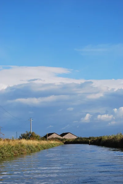 農場の家および運河 — ストック写真