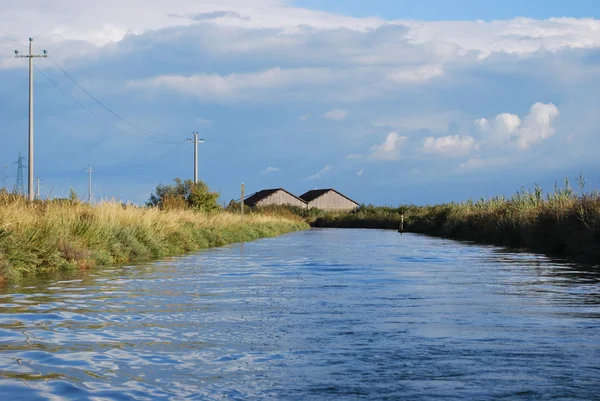 Çiftlik evi ve kanal — Stok fotoğraf