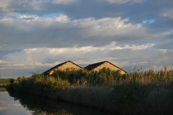 Çiftlik evi ve kanal — Stok fotoğraf