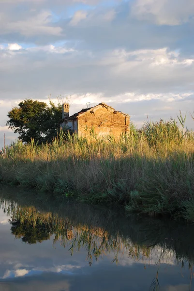 Farm house and canal — Stock Photo, Image