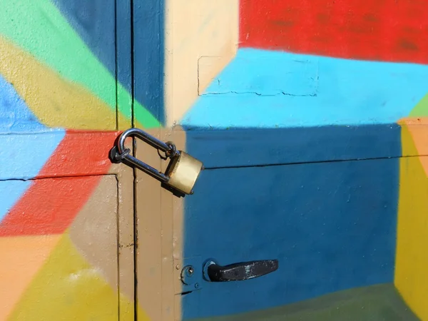 Zárt színes ajtó — Stock Fotó