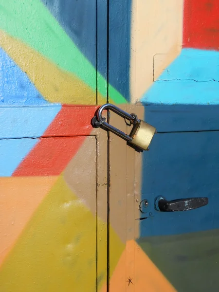 Porta colorida trancada — Fotografia de Stock
