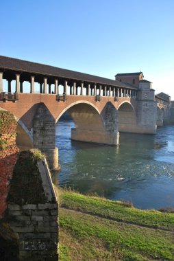 ticino Nehri üzerinde kapalı köprü