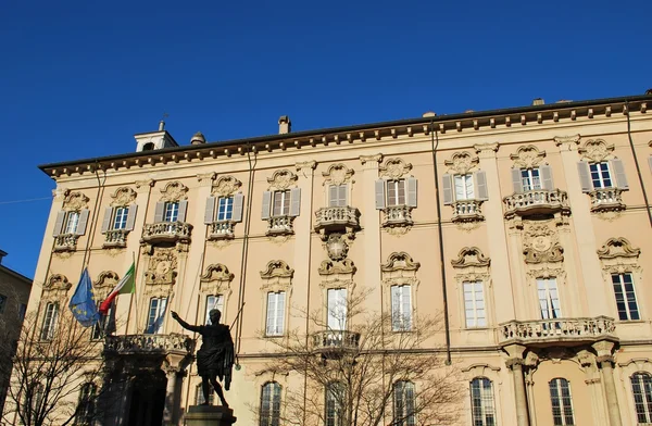 Pavia city hall and statue — Stock Photo, Image