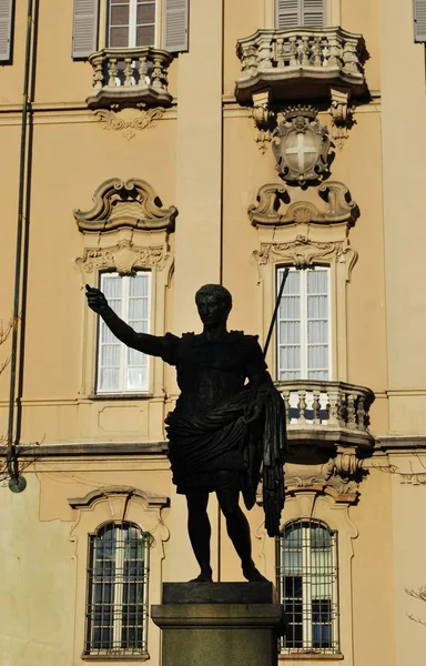 Pavia stadshuset och staty — Stockfoto