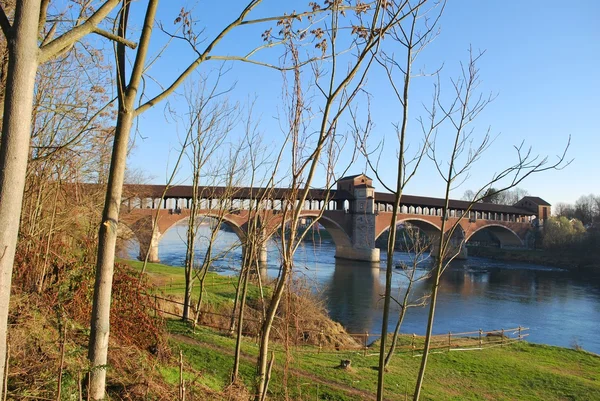 Kryty most nad rzeką ticino — Zdjęcie stockowe