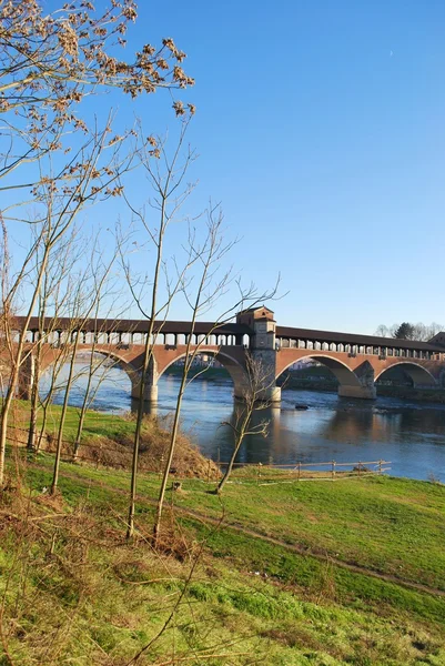 Puente cubierto sobre el río Ticino — Foto de Stock