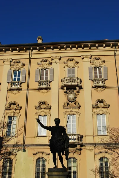 Pavia city hall and statue — Stock Photo, Image