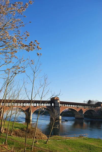 Ponte coberta no rio Ticino — Fotografia de Stock