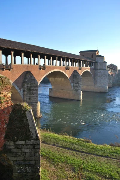 Критий міст на річці регіоні Ticino — стокове фото