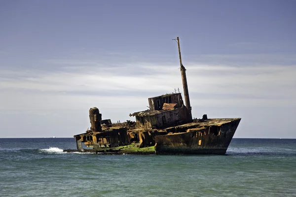 Naufrágio de navio em uma praia — Fotografia de Stock