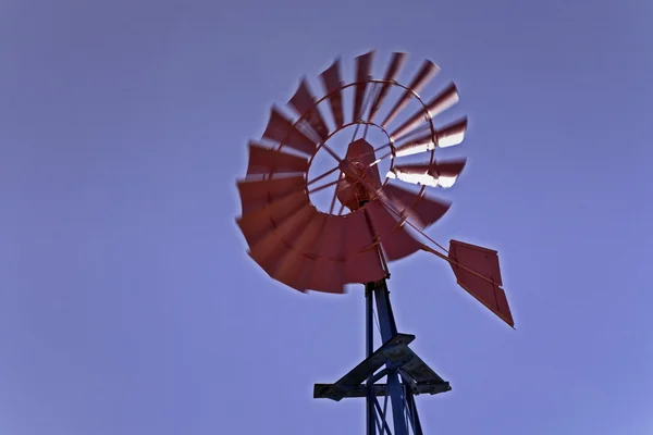 Windmühle mit Rotorblättern Stockfoto