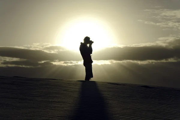 砂丘のカメラマン ロイヤリティフリーのストック画像