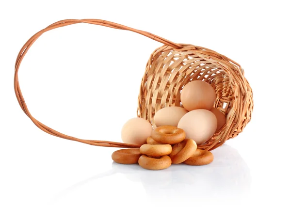 Sepet ve simit sonunda yumurta — Stok fotoğraf