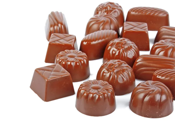 Смачні солодкі шоколадні цукерки з горіхом на білому тлі — стокове фото