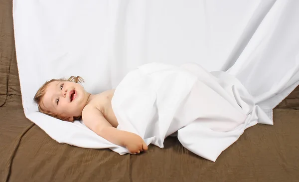목욕 후 웃는 아기 — 스톡 사진