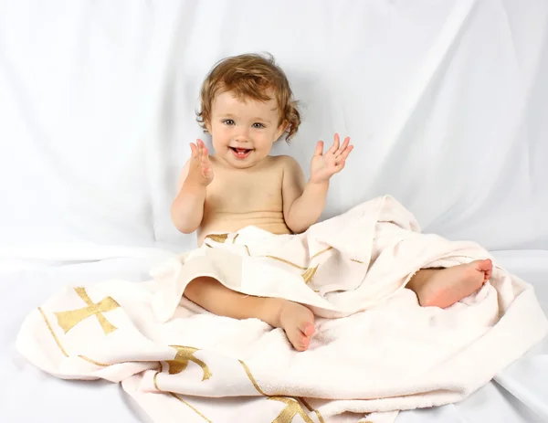 Sonriente bebé escondido en la toalla — Foto de Stock
