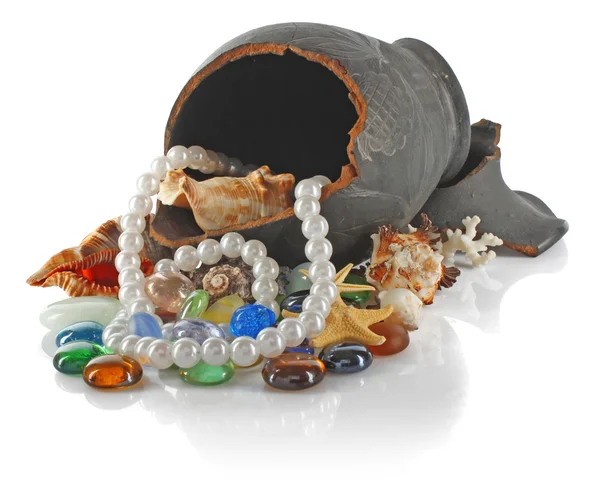 Trasiga amphora med pärlor — Stockfoto