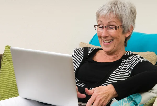 Mujer mayor en un ordenador portátil - 1 — Foto de Stock