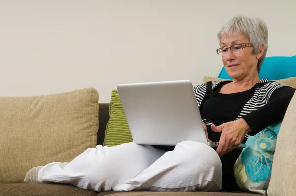 Mujer mayor en un ordenador portátil - 4 — Foto de Stock