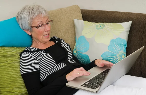 Mujer mayor en un ordenador portátil - 5 — Foto de Stock