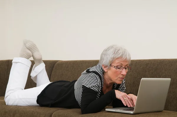Mujer mayor en un ordenador portátil - 9 — Foto de Stock