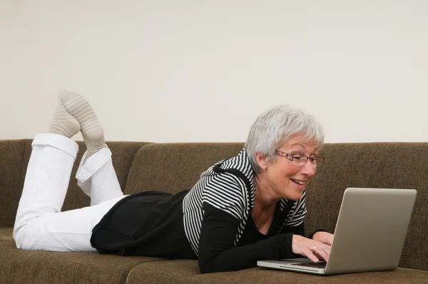Mujer mayor en un ordenador portátil - 10 — Foto de Stock