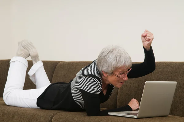 Mujer mayor en un ordenador portátil - 11 — Foto de Stock