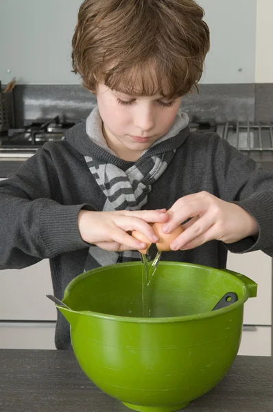 Junge macht den Teig für die Kuchen — Stockfoto
