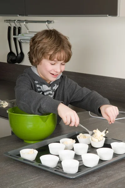 孩子用面团填充 cakecups — 图库照片
