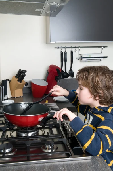 Кулинарный мальчик — стоковое фото