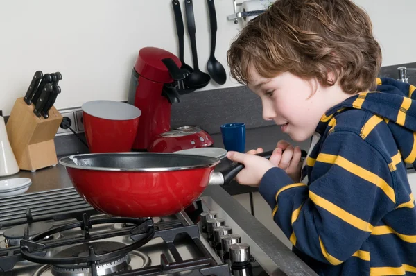 Gotowanie chłopiec — Zdjęcie stockowe