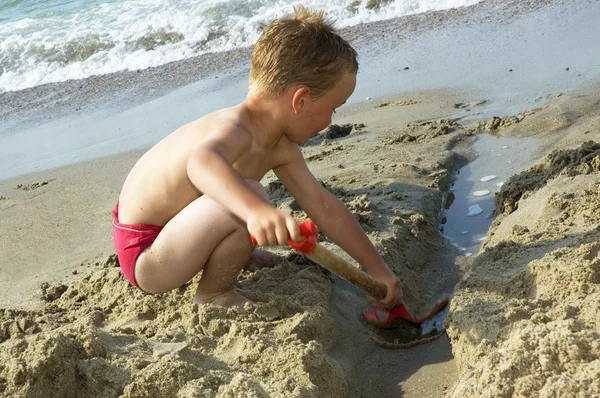 Chlapec si hraje na pláži — Stock fotografie
