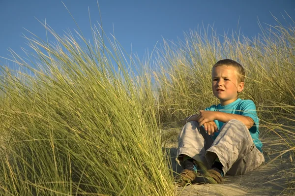 Pojke i sanddynerna tänkande — Stockfoto