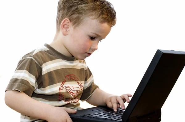 Мальчик работает на ноутбуке — стоковое фото