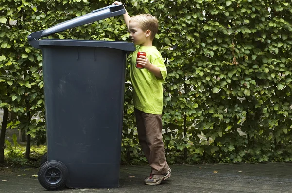 Rapaz a lixar uma lata — Fotografia de Stock