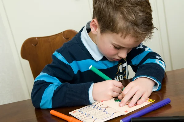 Pisanie i rysowanie chłopiec — Zdjęcie stockowe