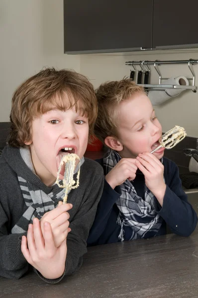 男孩吃面团从打浆机 — 图库照片
