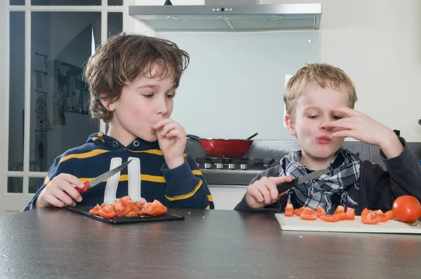 Jongens proeven tomaat — Stockfoto