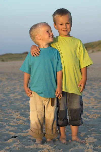 在海滩上的两个兄弟 — 图库照片