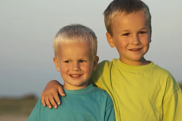 Two Brothers During Sunset — Stock Photo, Image