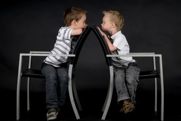 Δύο αδέλφια σε μια καρέκλα — Φωτογραφία Αρχείου