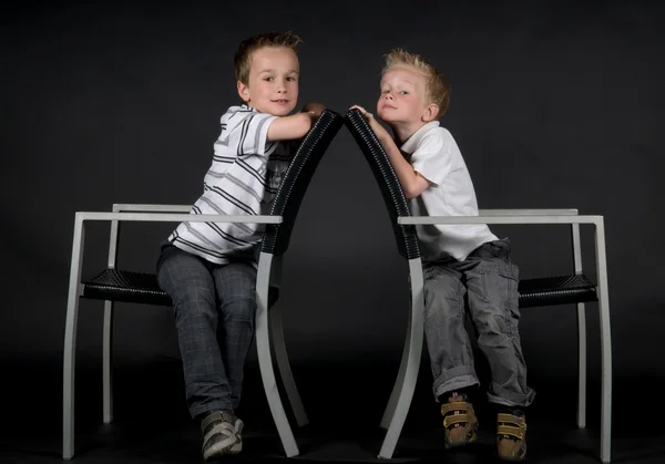 Due fratelli su una sedia — Foto Stock