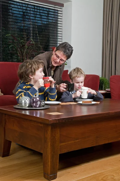 Familj i ett vardagsrum — Stockfoto
